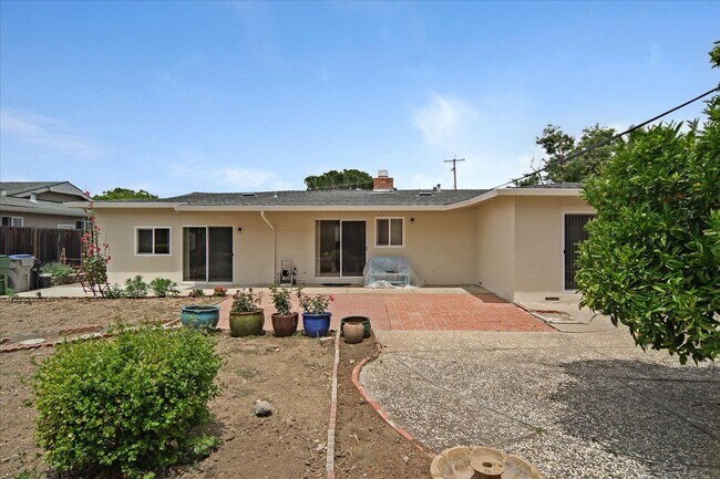 Building Photo - Great Location 3BD Home with Wood Floors &...