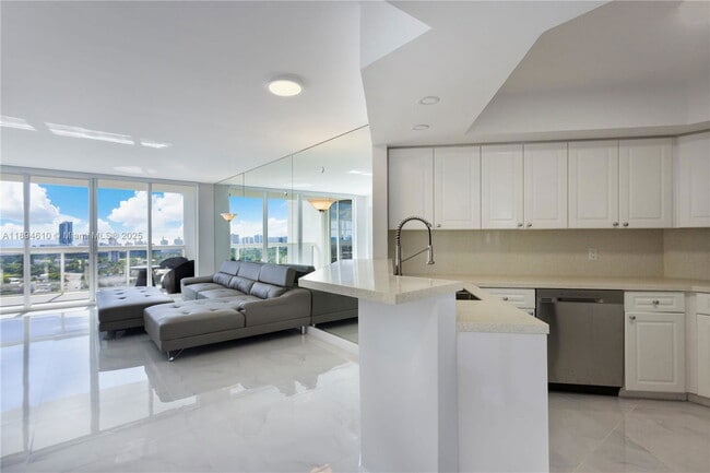 Building Photo - 1800 Sunset Harbour Dr