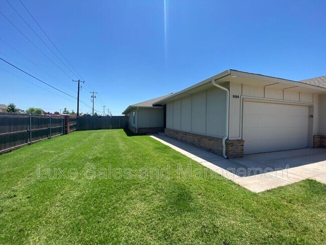 Building Photo - 8000 NW 110th Dr