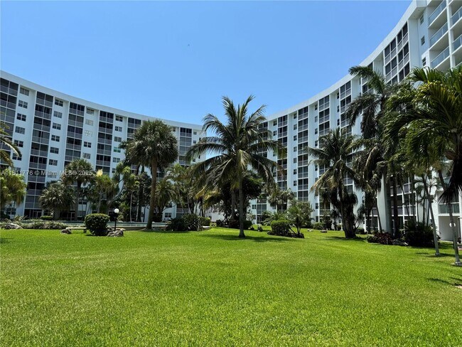 Building Photo - 2731 NE 14th Street Causeway