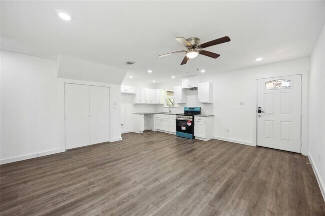 Building Photo - 1056 North Ln