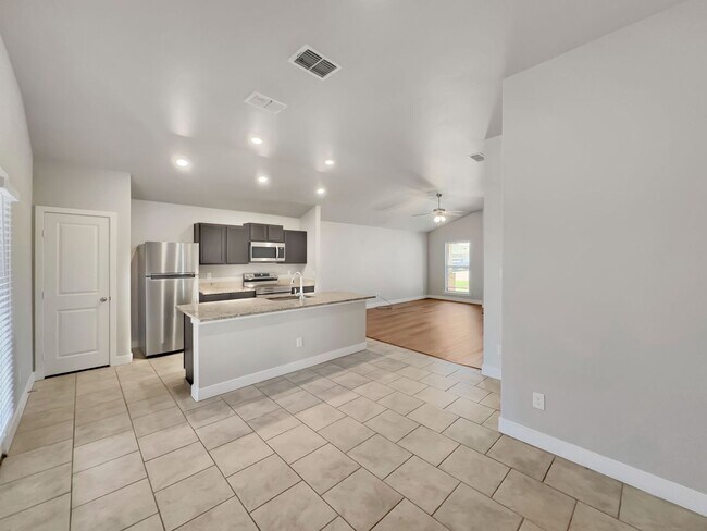 Building Photo - Fabulous 3/2/2 home in Bell Farms - Cooper...