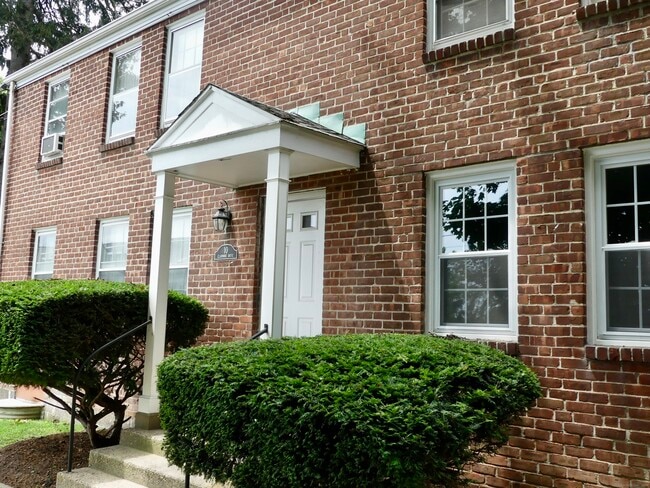 Building Photo - 10 Clarmore Dr