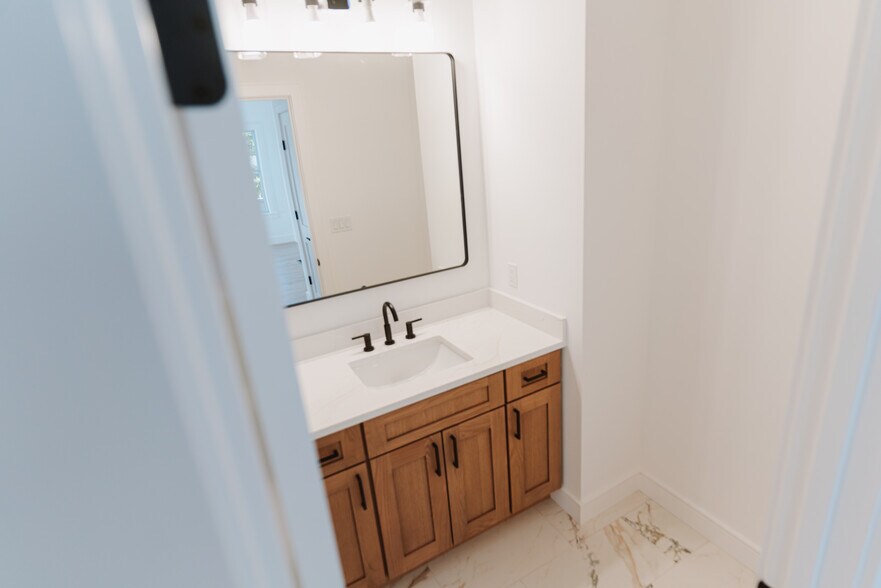 Building Photo - 5 Thurston St