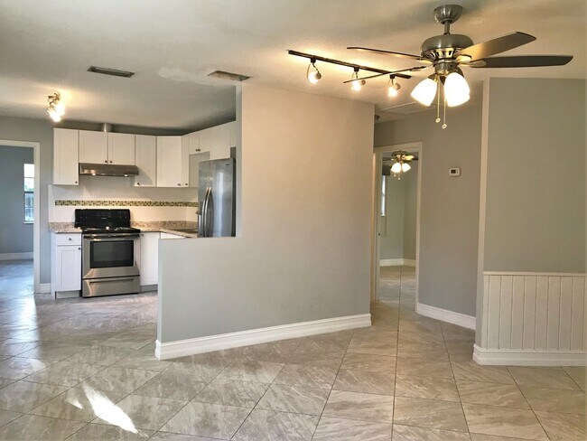 Building Photo - Holiday Heights