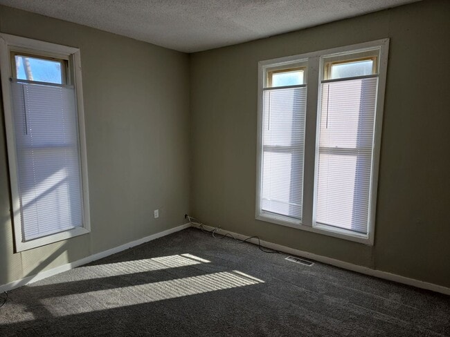 Building Photo - Spacious 2 Bedroom Home! Nice yard! Pet Friendly!