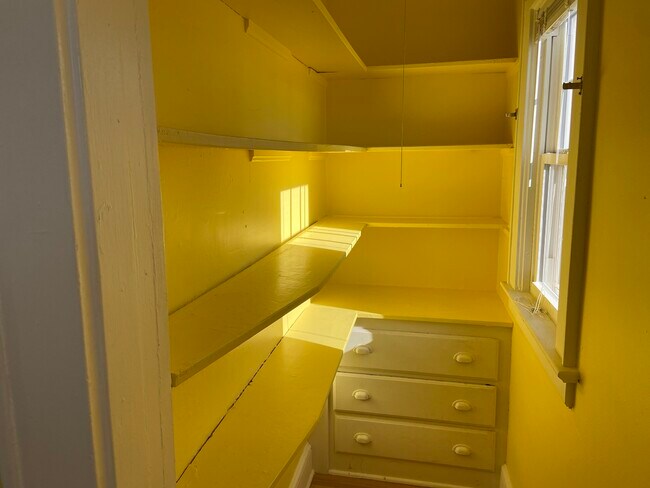 Building Photo - 206 Mary Ave