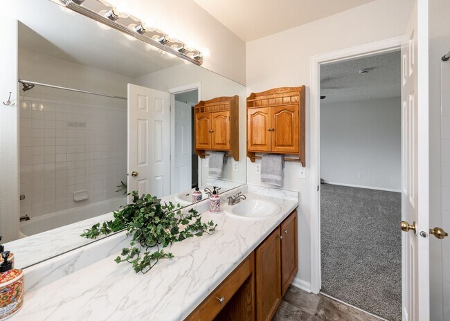 Building Photo - Newly Updated 4 Bed Home Centrally Located