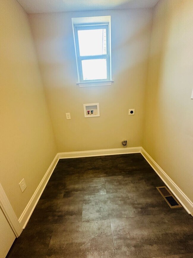 Building Photo - Incredible views 4 bed / 2.5 bath, master on main