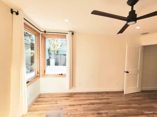 Building Photo - Two bedroom house in Redwood City