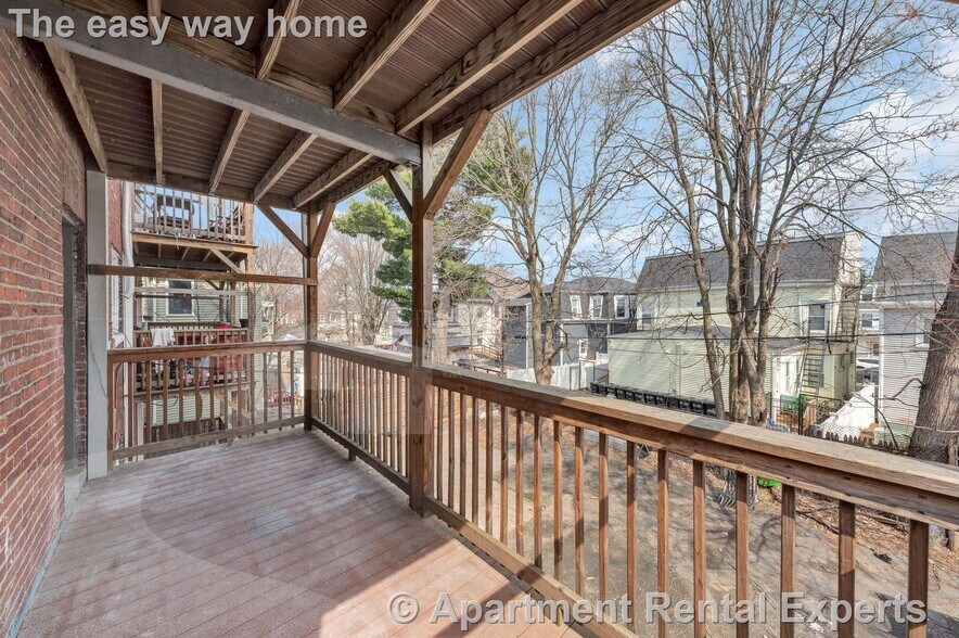 Building Photo - 105 School St