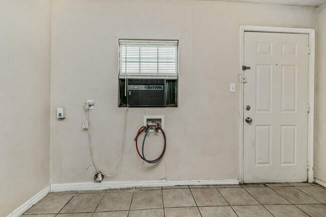 Building Photo - 819 N Apache St