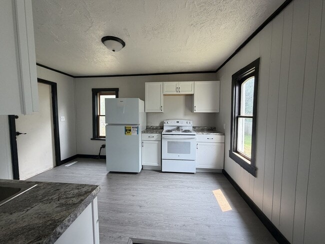 Building Photo - 543 Erin St
