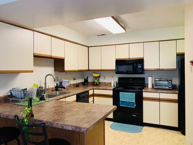 Building Photo - *Price Reduced* 2 Bedroom 2.5 Bath Townhou...