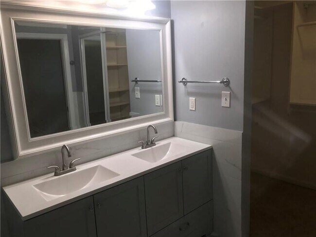 Building Photo - 19 Normandy Ct