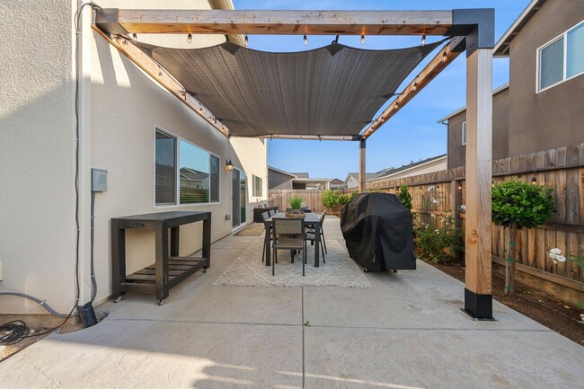 Building Photo - Clovis Eastside Home, 4BR/3.5BA, Built 201...