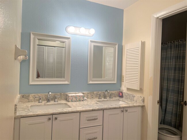 Building Photo - NEW PRICE! Close to beautiful Nokomis Beach and Casey Key