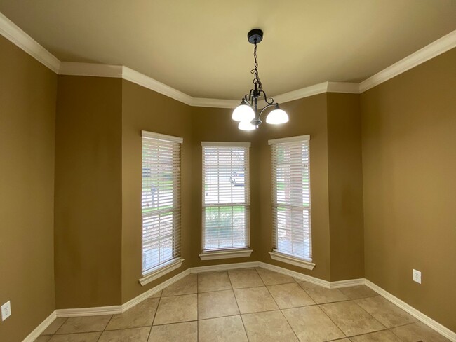 Building Photo - 4 BEDROOM TOWNHOUSE FAYETTEVILLE AR! Ready...