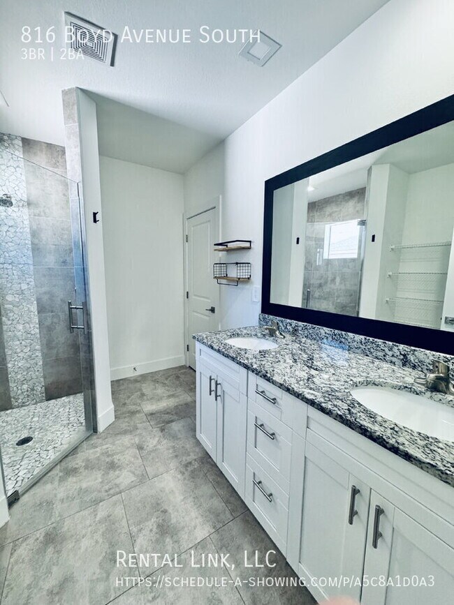 Building Photo - 816 Boyd Ave S