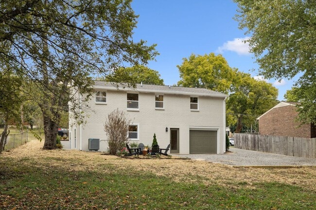 Building Photo - 215 Ash Dr