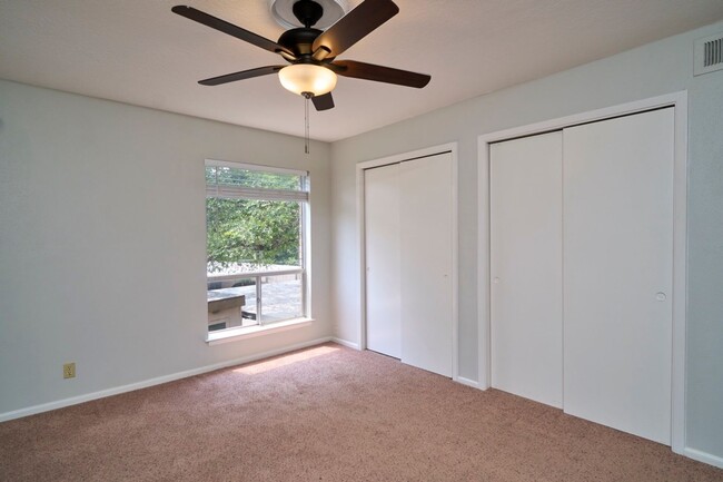 Building Photo - Cute 2 Bedroom 2 Bath Condo close to Medic...