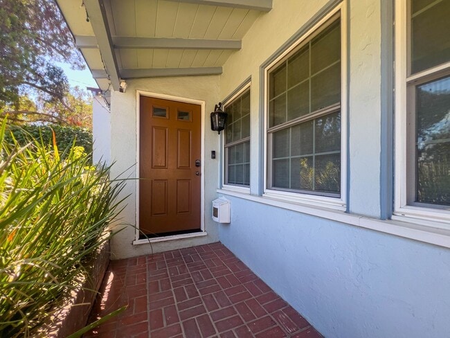 Building Photo - Spacious 3BR Home with Bonus Room in Magno...