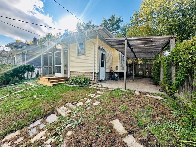 Building Photo - Elegant 2-Bedroom Single Family Home w/ Mo...