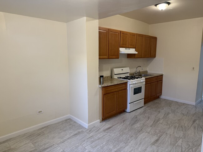 Kitchen/Dining room - 11017 Northern Blvd