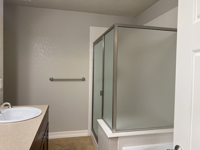 Building Photo - Start a Lease by 2/28/25 and pay $2,800 fo...