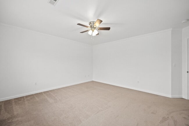 Building Photo - Spacious 4-Bed Puyallup Home For Rent | 3-Car Garage & Quick Commute to JBLM!