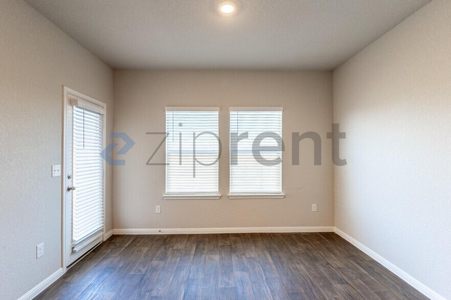 Building Photo - Unit