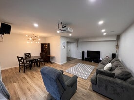 Building Photo - 5651 Sumner Way