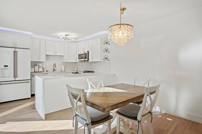 Building Photo - 5888 SE Riverboat Dr