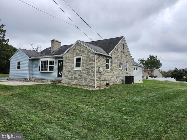 Building Photo - 5885 Avis Ln