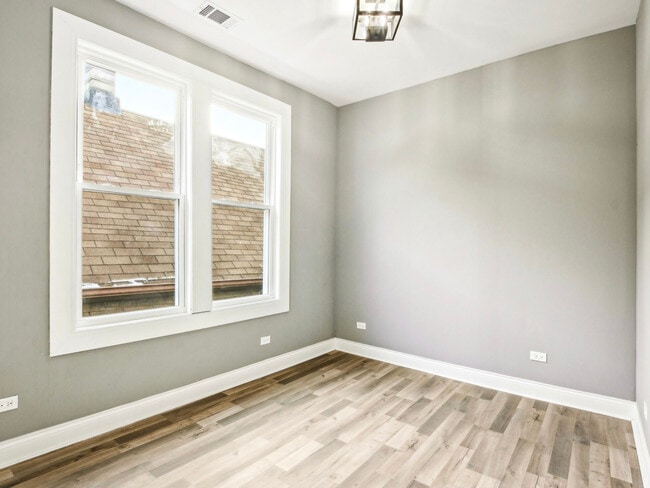 Building Photo - 1806 S Trumbull Ave