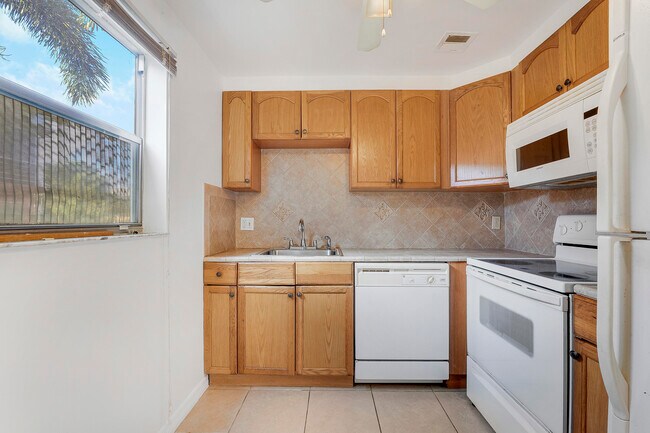 Building Photo - 541 Saxony Dr
