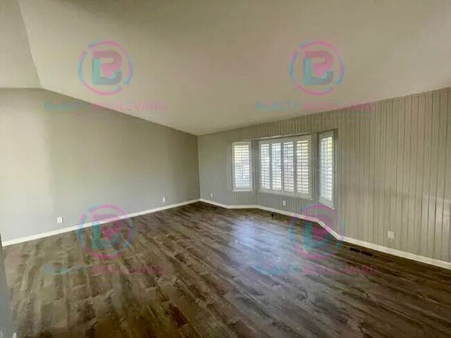 Building Photo - Spacious 4-bedroom, 3-bath home located in...