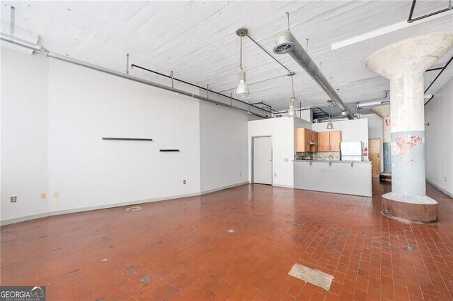Building Photo - 881 Memorial Dr SE