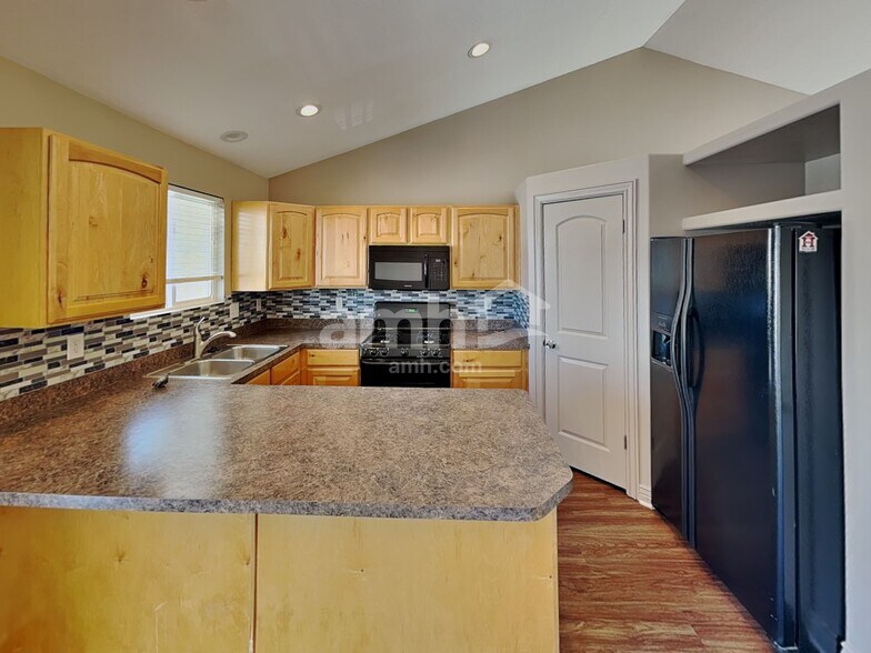 Building Photo - 934 E 490 N