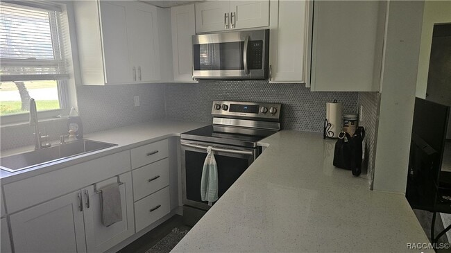 Building Photo - 9306 N Santos Dr