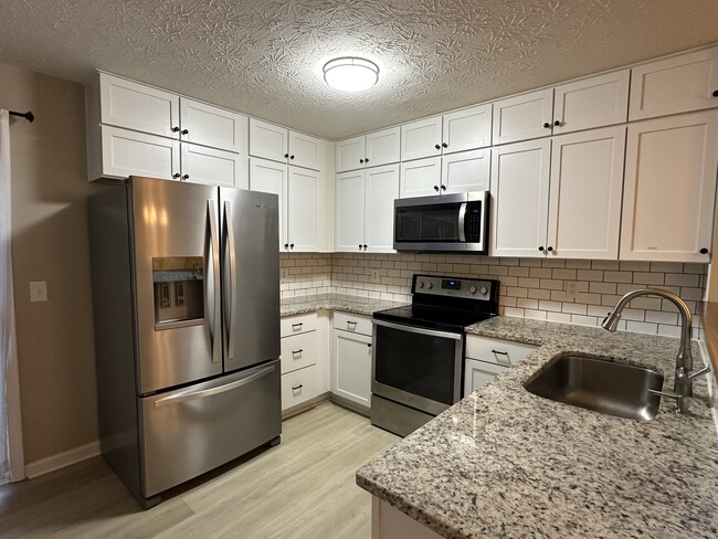 Kitchen appliances provided - 425 Shadow Glen Dr