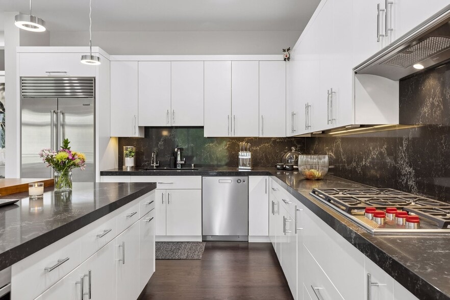 Great cabinet space for storage - 935 Lake St E