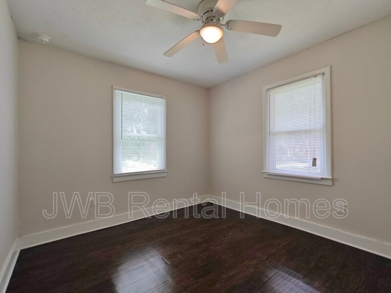 Building Photo - 573 E 55th St