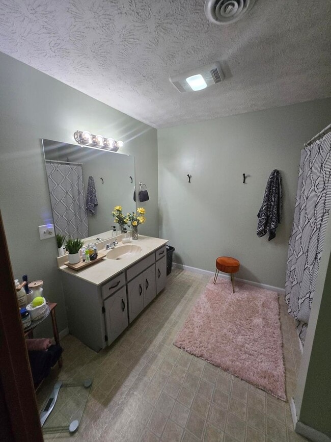 Building Photo - This charming 3-bedroom, 2-bathroom home o...