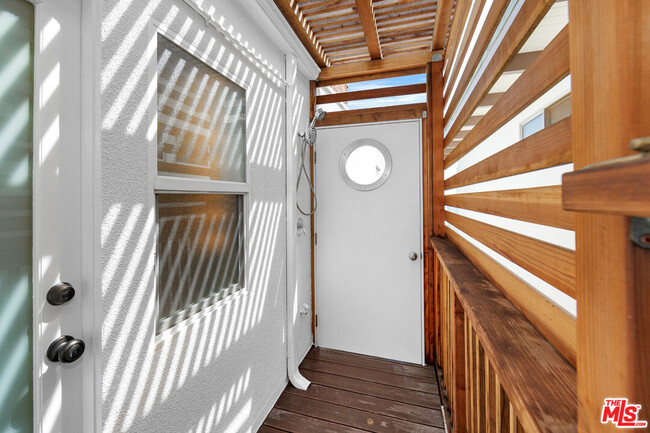 Building Photo - 27060 Malibu Cove Colony Dr