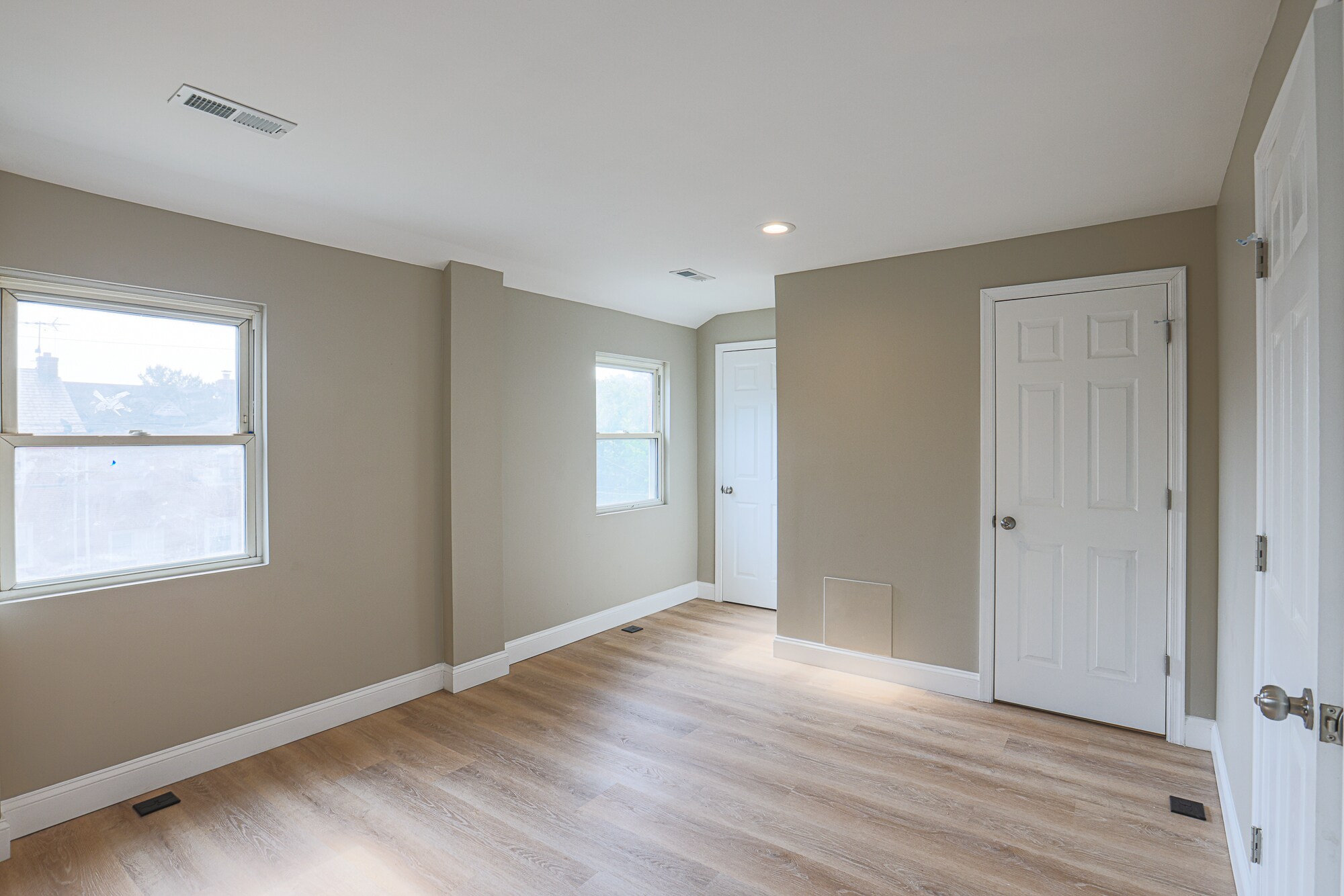 Primary Bedroom w/ En Suite Bathroom - 3825 Rexmere Rd