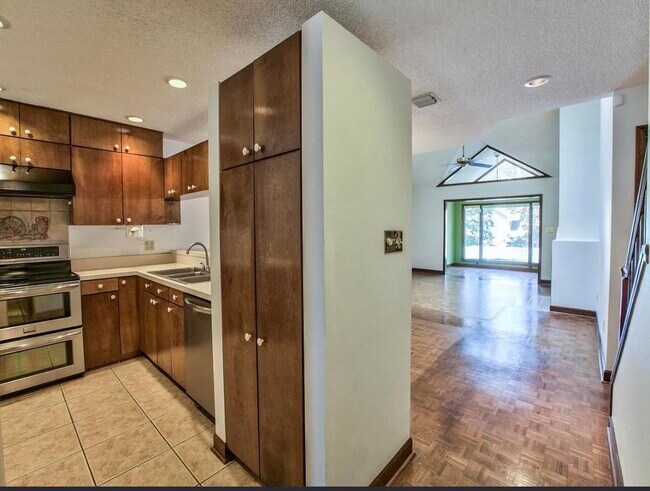 Building Photo - 842 Santa Rosa Dr