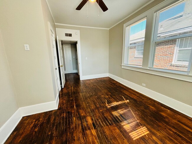 Building Photo - Charming Apartment Downtown Columbia