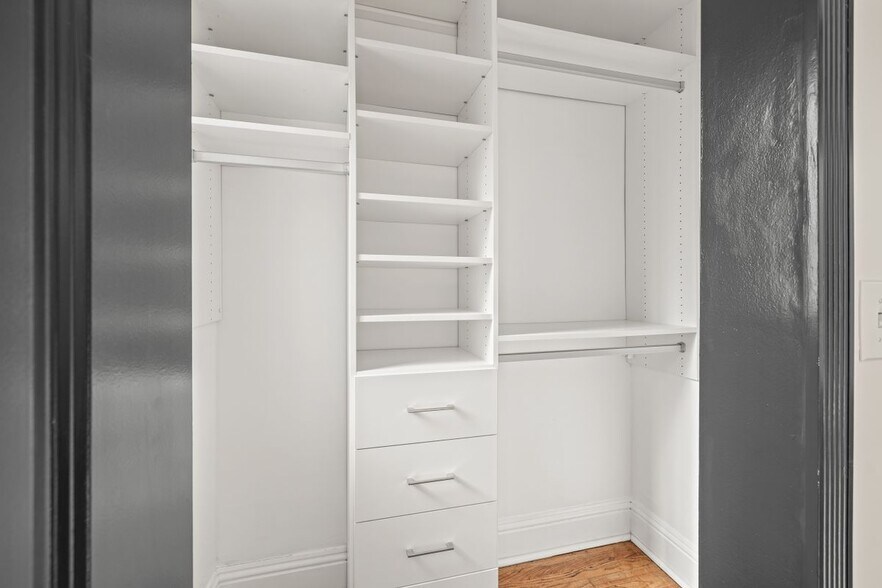 Building Photo - 2117 W DEKLE, L-2