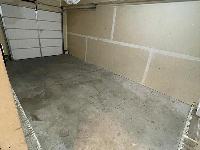 Building Photo - 905 Saxon Way